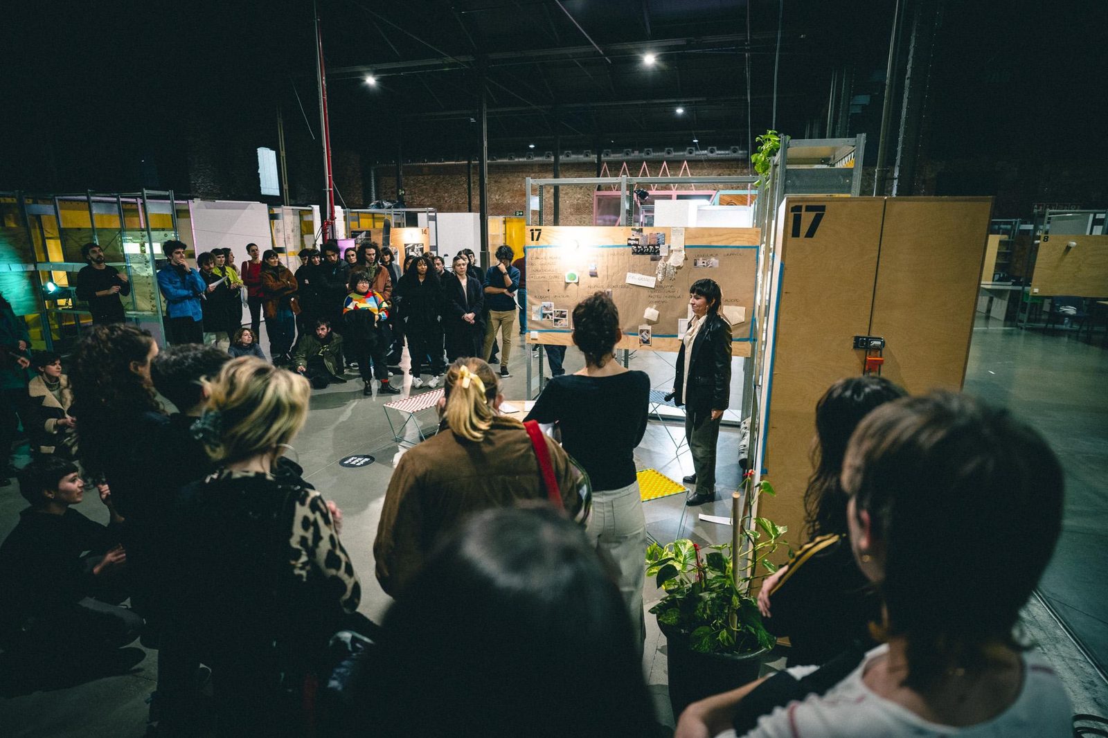 Presentación del programa Habitar la inestabilidad entre paneles de madera en la Nave 16 de Matadero Madrid
