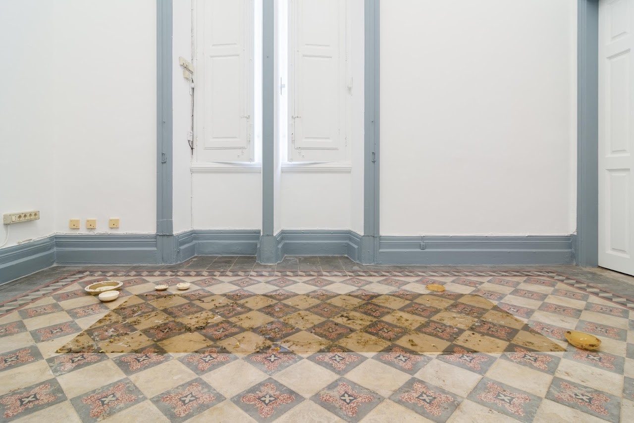 Vista de la exposición Verso, de Paula García-Masedo: piezas escultóricas sobre un suelo de baldosa hidráulica en una sala del Edificio Roma (Santa Cruz de Tenerife)
